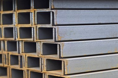 Metal profil kanal metal ürünlerin depodaki paketlerinde