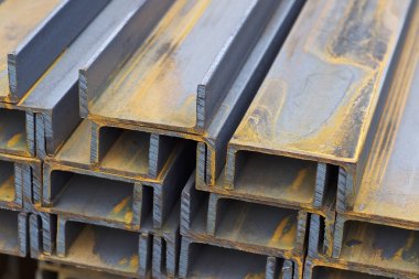 Metal profil kanal metal ürünlerin depodaki paketlerinde