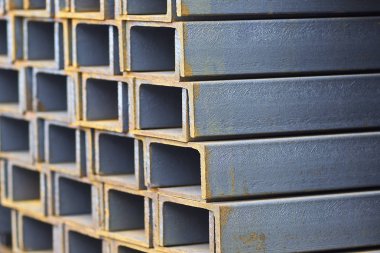 Metal profil kanal metal ürünlerin depodaki paketlerinde