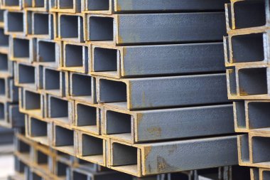 Metal profil kanal metal ürünlerin depodaki paketlerinde