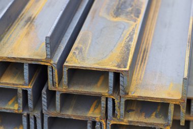 Metal profil kanal metal ürünlerin depodaki paketlerinde
