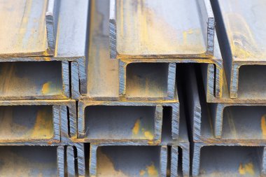 Metal profil kanal metal ürünlerin depodaki paketlerinde