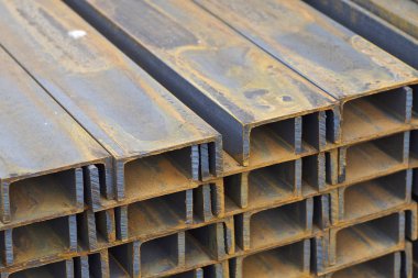 Metal profil kanal metal ürünlerin depodaki paketlerinde