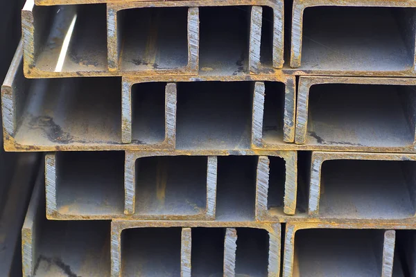 Metalen profiel kanaal in verpakkingen bij het magazijn van producten van metaal — Stockfoto