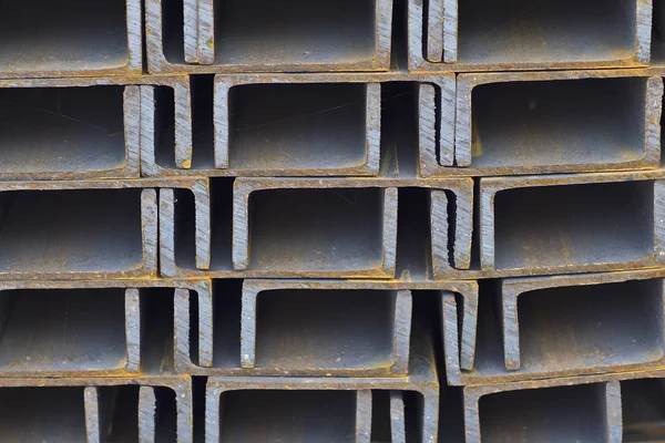 Metalen profiel kanaal in verpakkingen bij het magazijn van producten van metaal — Stockfoto