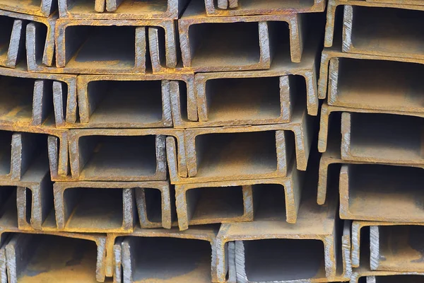 Metallprofilkanal in Packungen im Lager für Metallprodukte — Stockfoto