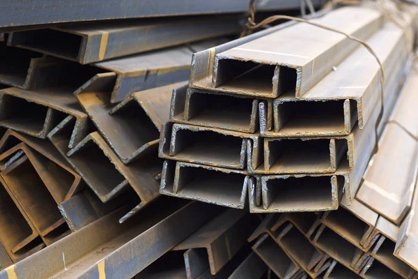 Metal profil kanal metal ürünlerin depodaki paketlerinde — Stok fotoğraf