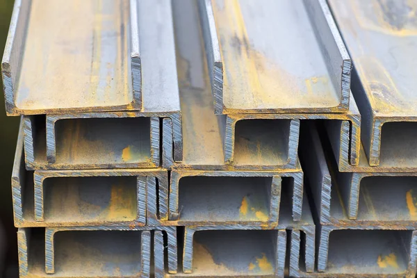 Metallprofilkanal in Packungen im Lager für Metallprodukte — Stockfoto