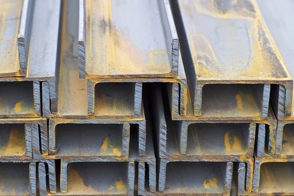 Metal profil kanal metal ürünlerin depodaki paketlerinde