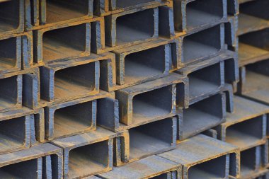 Metal profil kanal metal ürünlerin depodaki paketlerinde