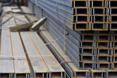 Metal profil kanal metal ürünlerin depodaki paketlerinde