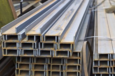 Metal profil kanal metal ürünlerin depodaki paketlerinde