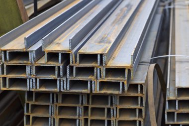 Metal profil kanal metal ürünlerin depodaki paketlerinde