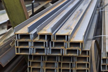 Metal profil kanal metal ürünlerin depodaki paketlerinde