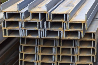 Metal profil kanal metal ürünlerin depodaki paketlerinde