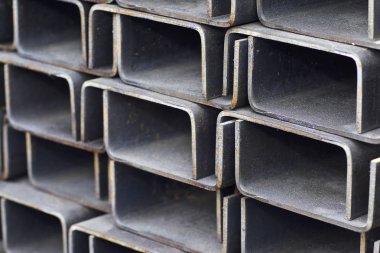 Metal profil kanal metal ürünlerin depodaki paketlerinde