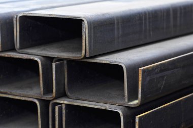 Metal profil kanal metal ürünlerin depodaki paketlerinde