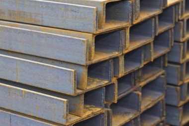 Metal profil kanal metal ürünlerin depodaki paketlerinde