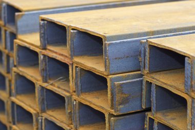 Metal profil kanal metal ürünlerin depodaki paketlerinde