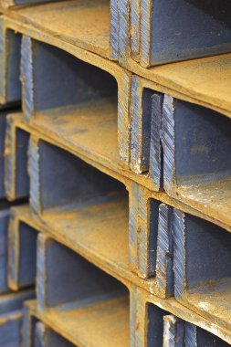 Metal profil kanal metal ürünlerin depodaki paketlerinde