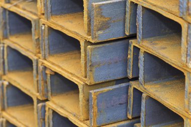 Metal profil kanal metal ürünlerin depodaki paketlerinde