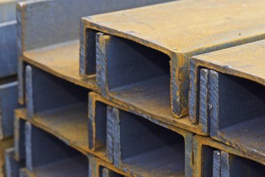 Metal profil kanal metal ürünlerin depodaki paketlerinde