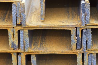 Metal profil kanal metal ürünlerin depodaki paketlerinde