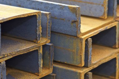 Metal profil kanal metal ürünlerin depodaki paketlerinde