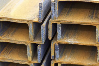 Metal profil kanal metal ürünlerin depodaki paketlerinde