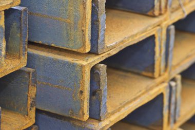 Metal profil kanal metal ürünlerin depodaki paketlerinde