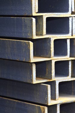 Metal profil kanal metal ürünlerin depodaki paketlerinde