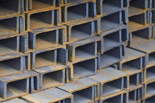 Metal profil kanal metal ürünlerin depodaki paketlerinde