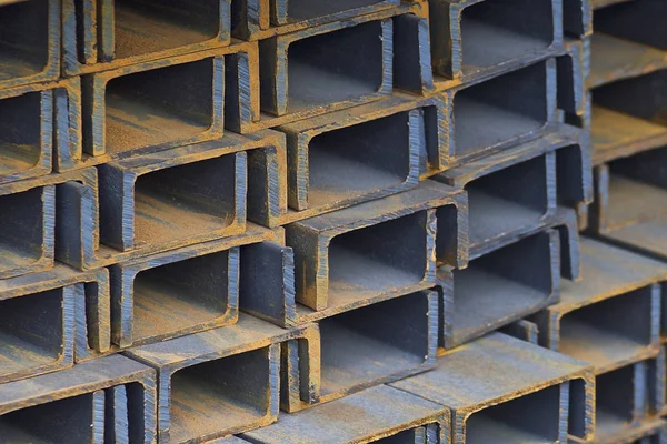 Metal profil kanal metal ürünlerin depodaki paketlerinde