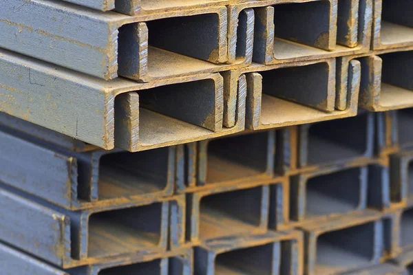 Canale profilato metallico in pacchi presso il magazzino dei prodotti metallici — Foto Stock