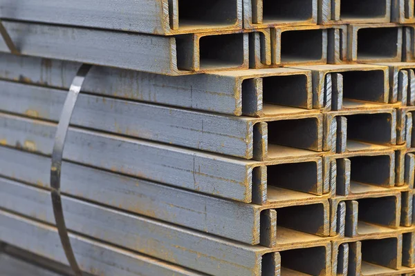 Metal profil kanal metal ürünlerin depodaki paketlerinde