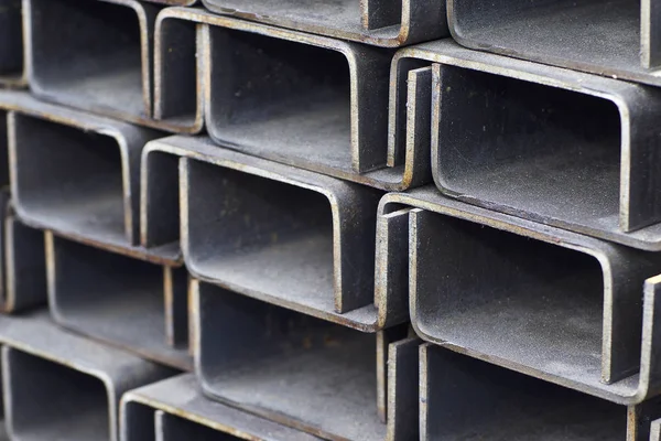Metal profil kanal metal ürünlerin depodaki paketlerinde