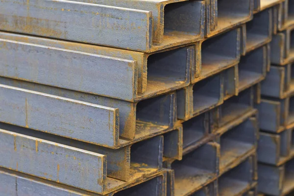 Metal profil kanal metal ürünlerin depodaki paketlerinde