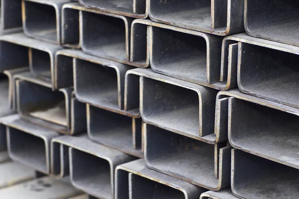 Metal profil kanal metal ürünlerin depodaki paketlerinde