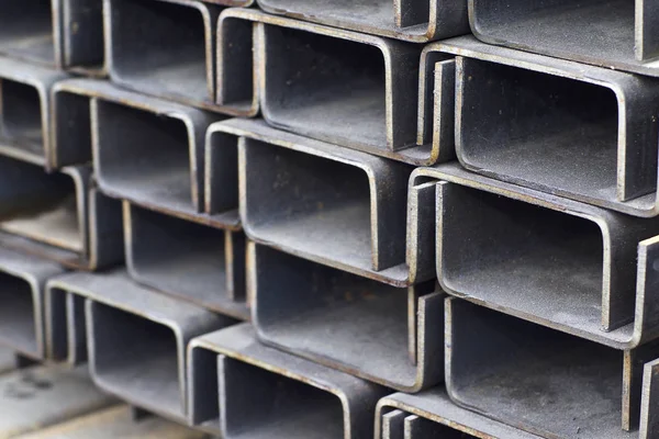 Metal profil kanal metal ürünlerin depodaki paketlerinde