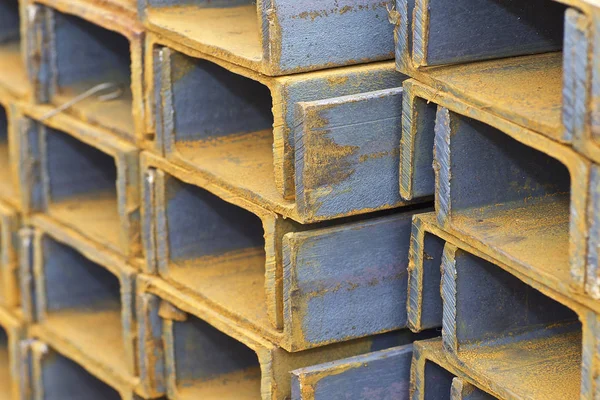 Metalen profiel kanaal in verpakkingen bij het magazijn van producten van metaal — Stockfoto