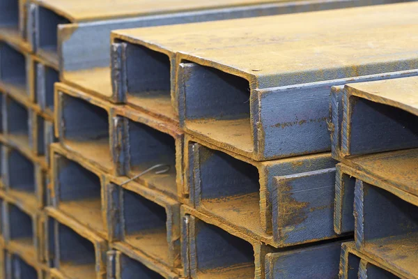 Metal profil kanal metal ürünlerin depodaki paketlerinde