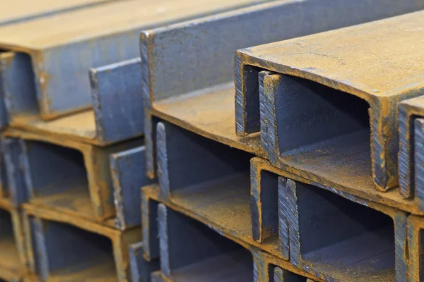 Canale profilato metallico in pacchi presso il magazzino dei prodotti metallici — Foto Stock