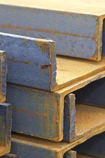 Metal profil kanal metal ürünlerin depodaki paketlerinde