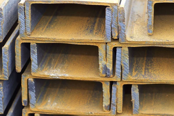 Metal profil kanal metal ürünlerin depodaki paketlerinde