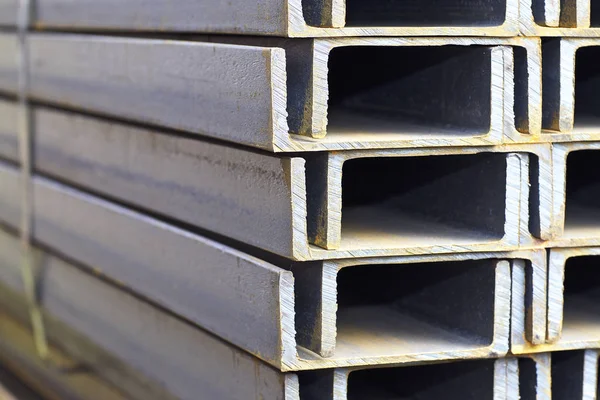 Metalen profiel kanaal in verpakkingen bij het magazijn van producten van metaal — Stockfoto