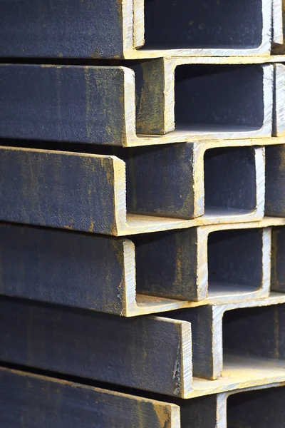 Metal profil kanal metal ürünlerin depodaki paketlerinde