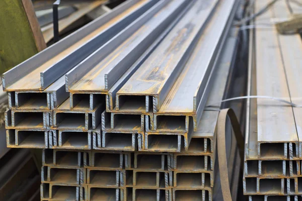 Metall profil kanal i förpackningar på lagret av metallprodukter Royaltyfria Stockbilder