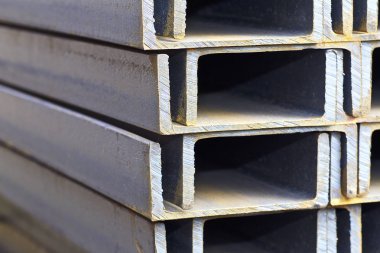 Metal profil kanal metal ürünlerin depodaki paketlerinde