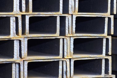 Metal profil kanal metal ürünlerin depodaki paketlerinde