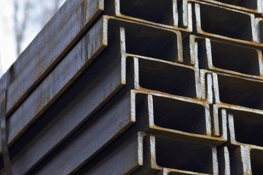 Metal profil kanal metal ürünlerin depodaki paketlerinde